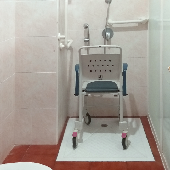 Baño geriátrico de la residencia de personas mayores, sus salud importa
